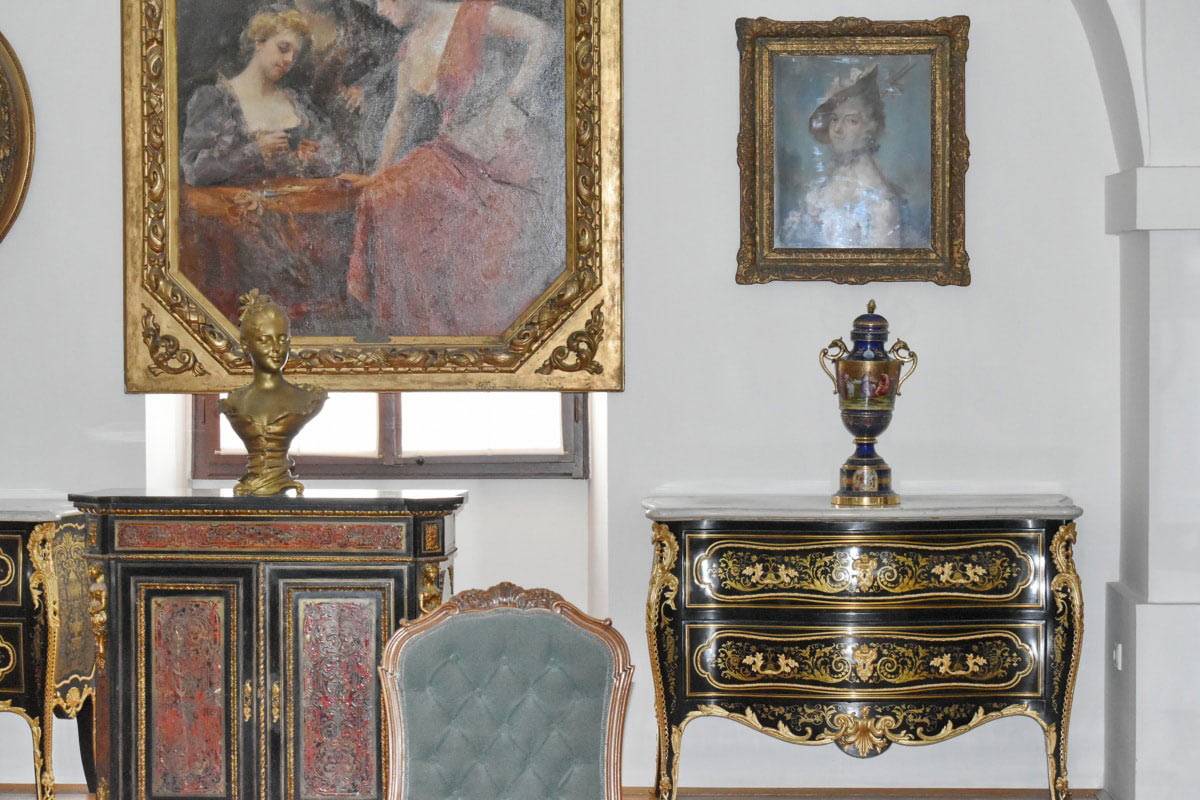 Möbel und Antiquitäten und Gemälde