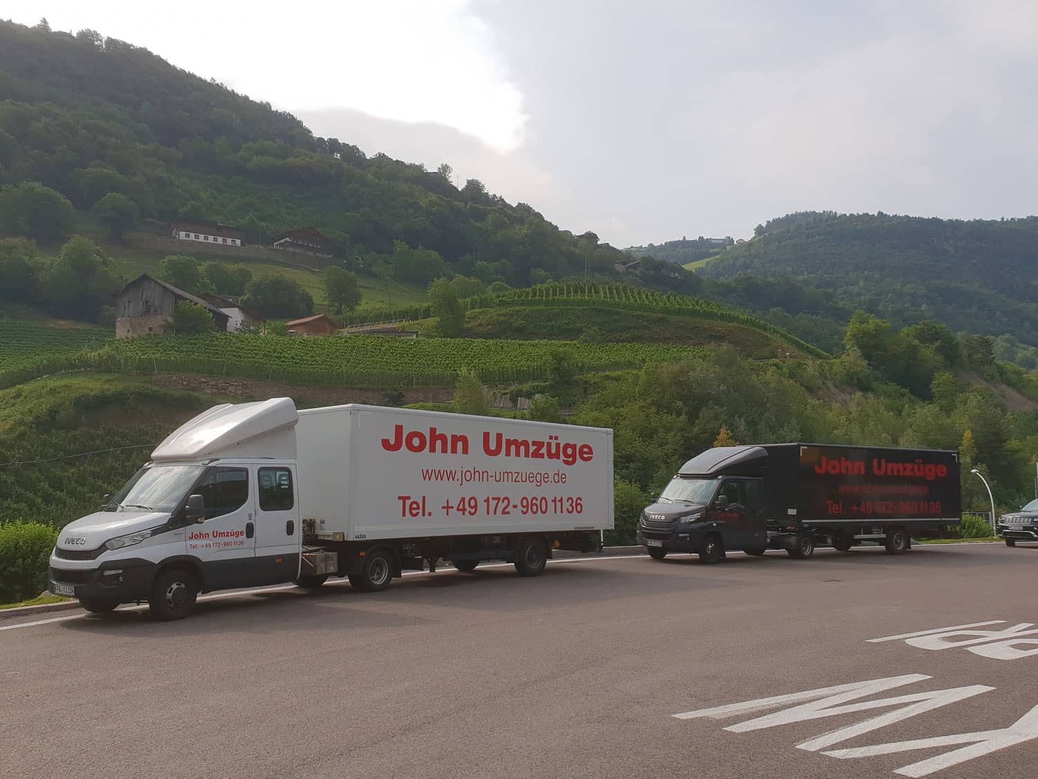 Zwei LKWs von John Umzuege von Bergen in München
