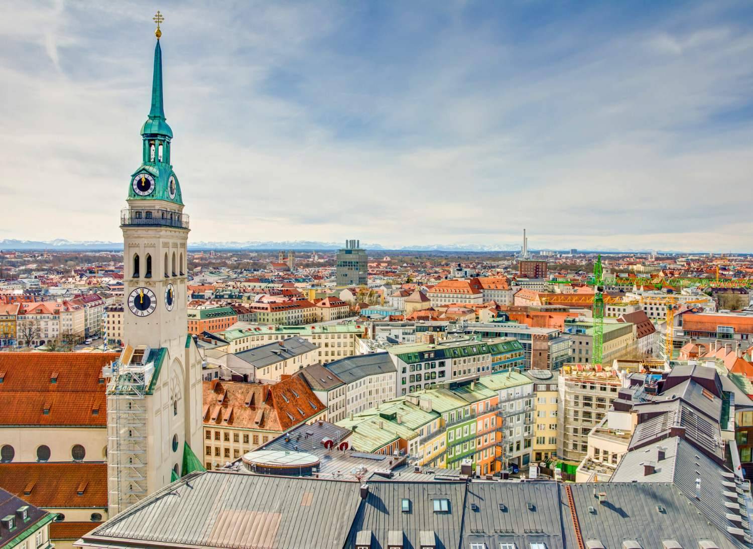 Eine Luftaufnahme der Stadt München mit St. Peter im Mittelpunkt
